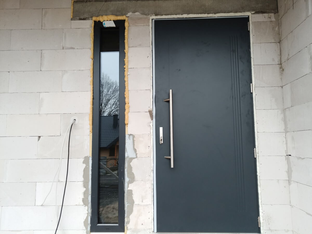 aluminiowe drzwi na budowie