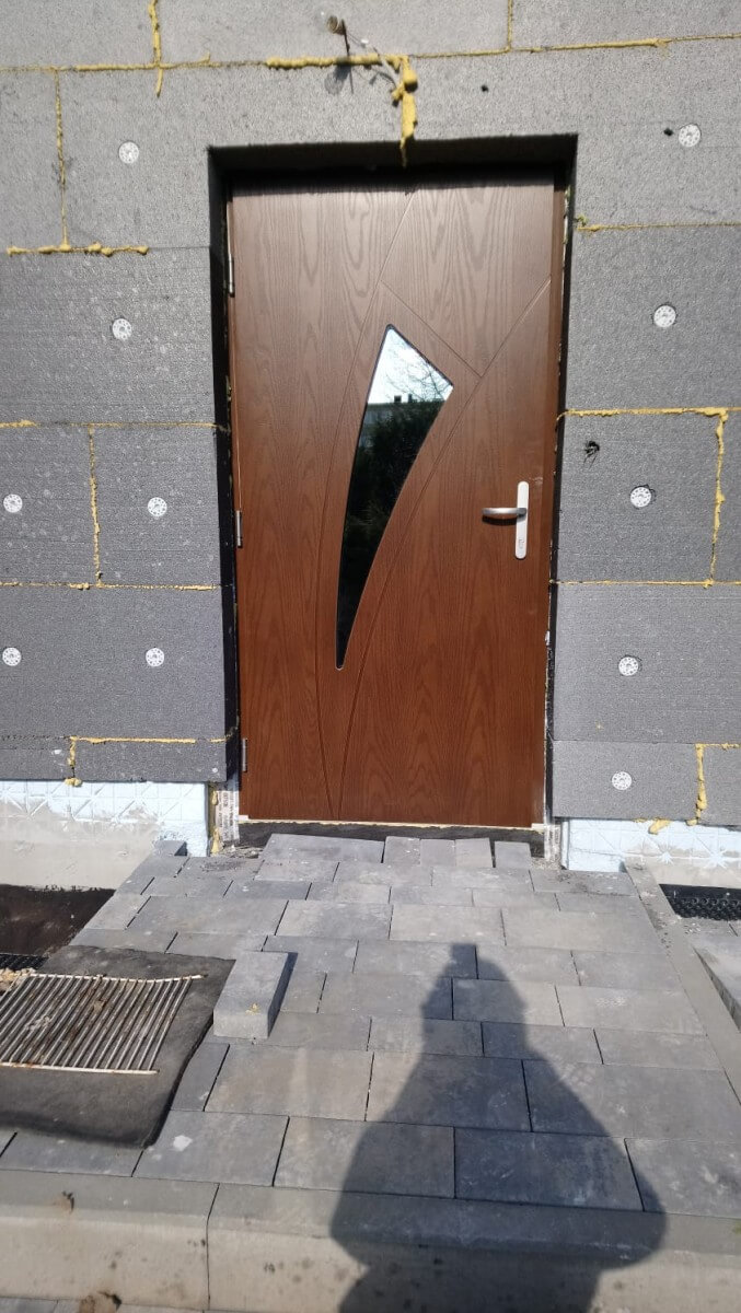 montaż drzwi zewnętrznych w budynku